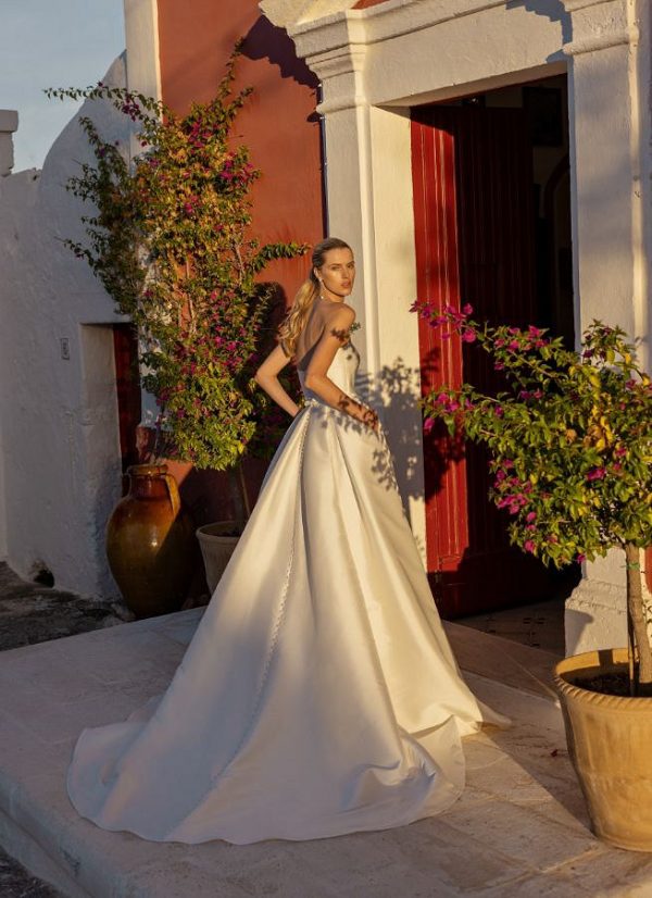 Agata Brautkleid, zeitlose Eleganz, romantische Braut, trägerloses Brautkleid, plissiertes Oberteil, praktische Taschen, hoher Schlitz im Rock, modeca Brautmode