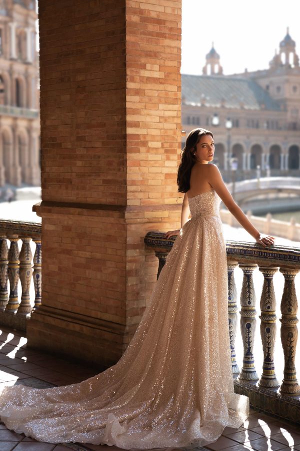 Trägerloses, glamouröses Brautkleid mit tiefem Ausschnitt und Glitzer-Verzierungen