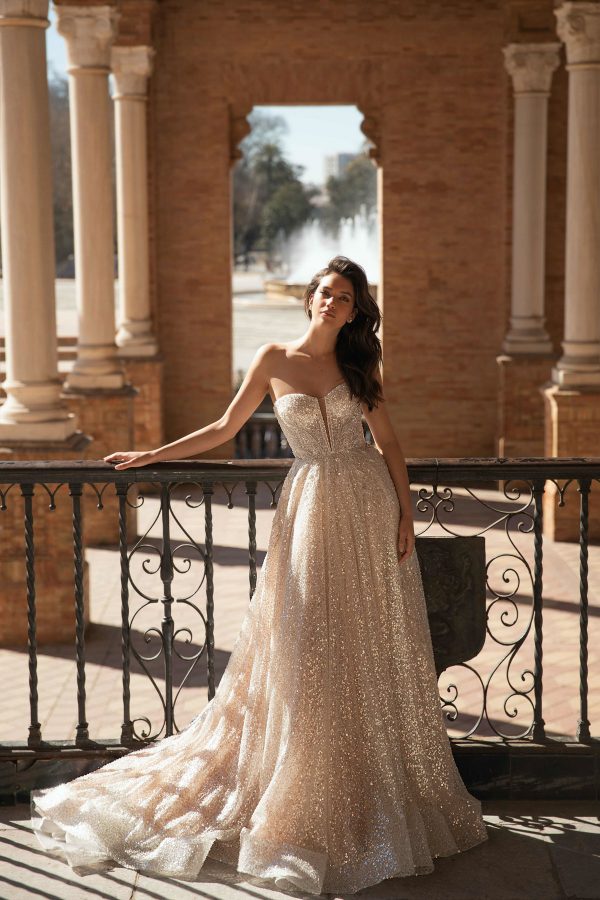 Trägerloses, glamouröses Brautkleid mit tiefem Ausschnitt und Glitzer-Verzierungen