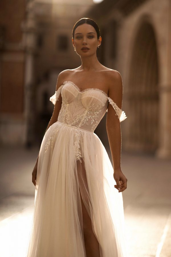 Sexy Brautkleid aus leichtem Tüll mit hohem Schlitz und Transparenz, Corsage im Boudoir-Stil und abnehmbaren Carmen-Trägern