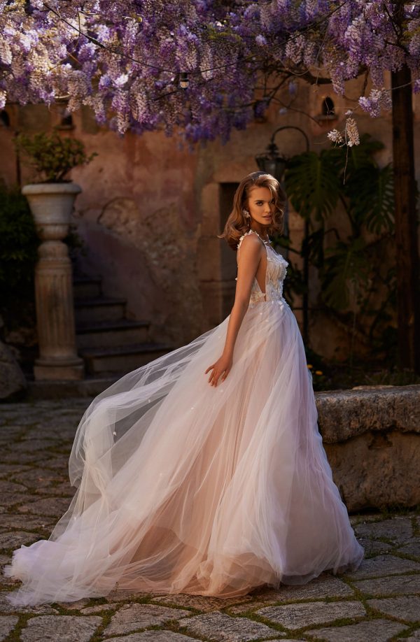 romantisches Brautkleid, 3D-Blumen, Tüll, Spitze, Hochzeitskleid mit Träger, Spitzenelemente, Cut-Outs, V-Ausschnitt, tiefer Rücken, sexy Ausschnitt, tiefes Dekolleté