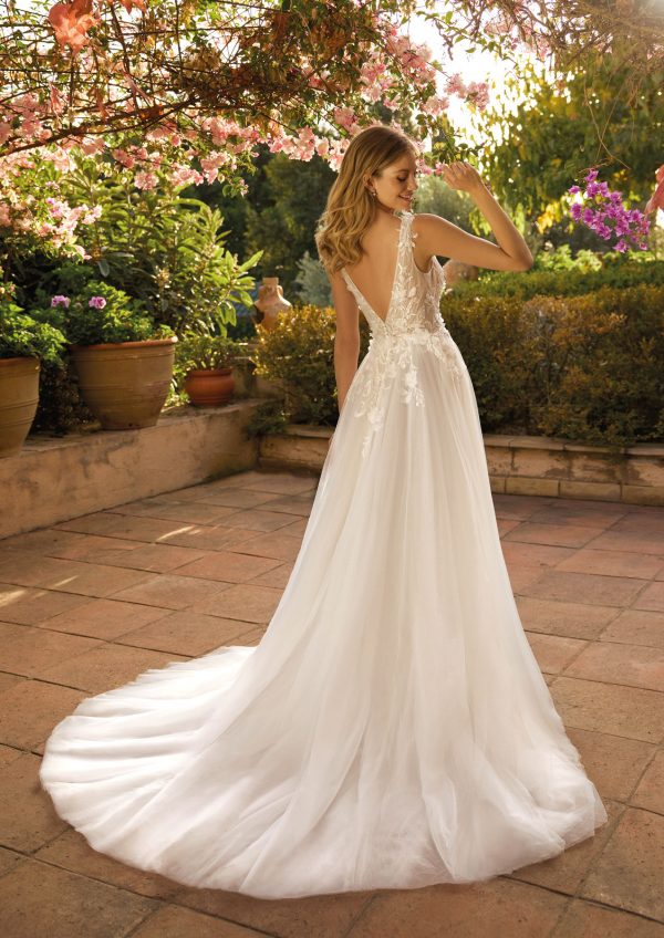 Romantisches Hochzeitskleid, Moderne Braut, A-Linie, V-Ausschnitt, Tüll, tief ausgeschnittener Rücken, florale Spitzenapplikation, geraffter Rock, Taille, trendige Details, sexy, elegant
