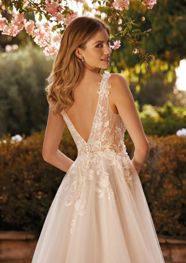 Romantisches Hochzeitskleid, Moderne Braut, A-Linie, V-Ausschnitt, Tüll, tief ausgeschnittener Rücken, florale Spitzenapplikation, geraffter Rock, Taille, trendige Details, sexy, elegant