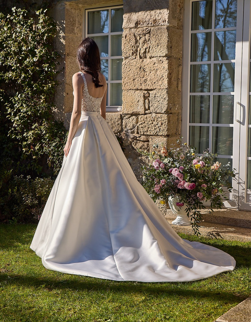 Brautkleid Jimena – modernes Prinzessinnenkleid mit quadratischem Ausschnitt, Perlenapplikationen und Mikado-Rock