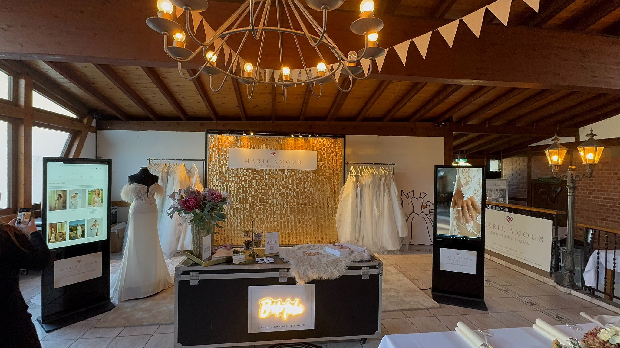 Messestand der Marie Amour Brautboutique auf der Hochzeitsmesse Wuppertal, Sprockhövel, Hattingen, Köln, Düsseldorf, Solingen, Dortmund, Bochum 2025 mit Brautkleidern und Magic Moment.