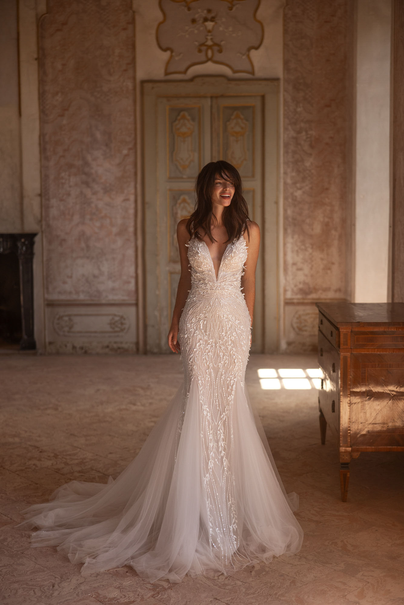 Fortunata – Fit and Flare mit V-Ausschnitt, transparenter Corsage & Glitzerspitze