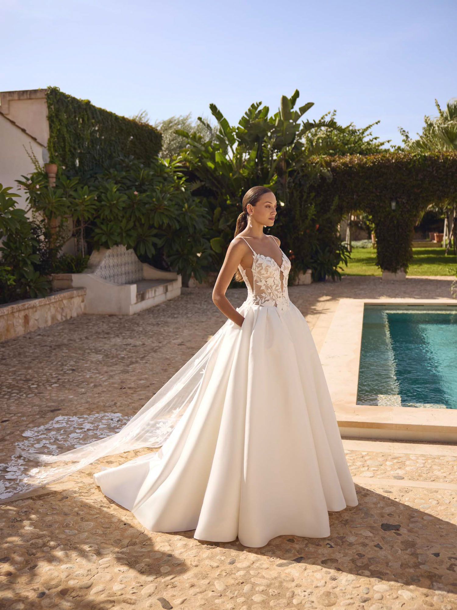 Gyda – Prinzessinnenbrautkleid mit abnehmbarer Schleppe aus Spitze