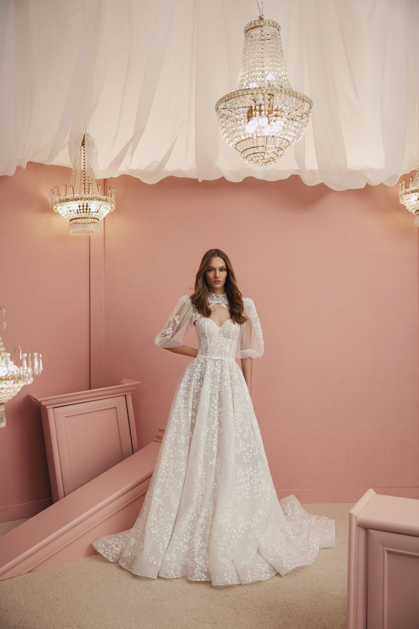 Velours – Romantik mit Stehkragen & Puffärmeln