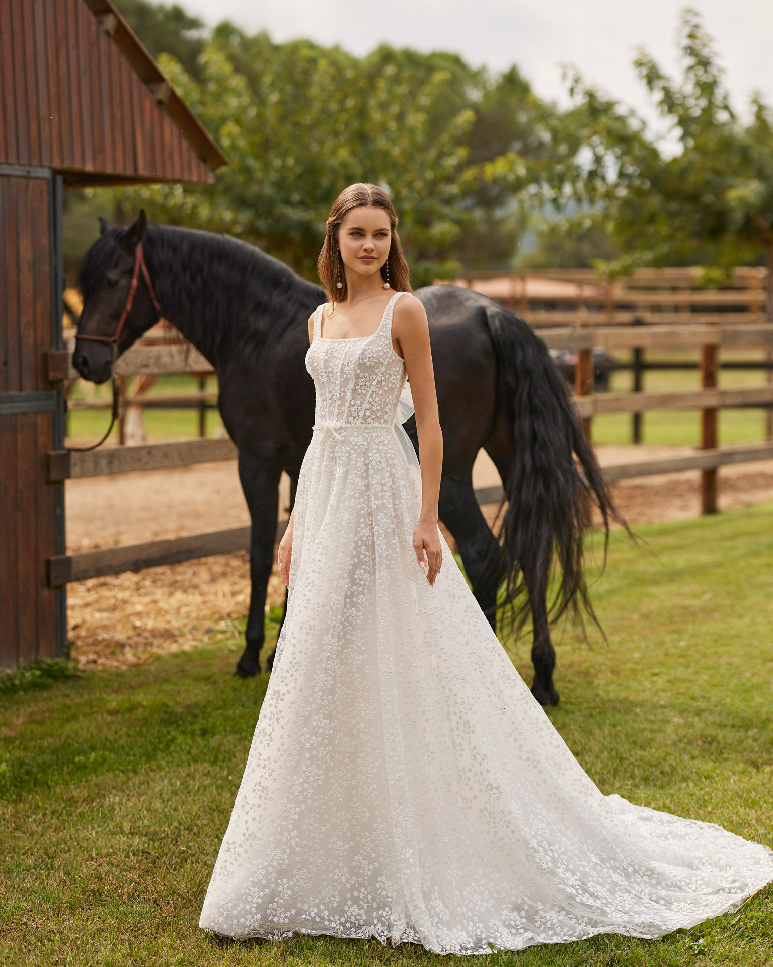Nuisa – Romantisches A-Linien Brautkleid mit floraler Spitze