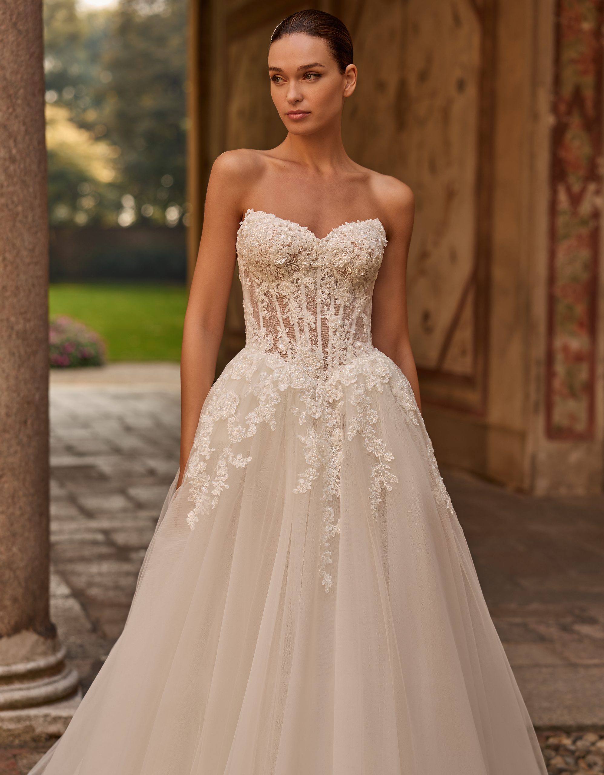 Detailaufnahme der transparenten Corsage des Brautkleides Dinah mit floraler 3D-Spitze und herzförmigem Ausschnitt. Modernes Prinzessinnen Brautkleid