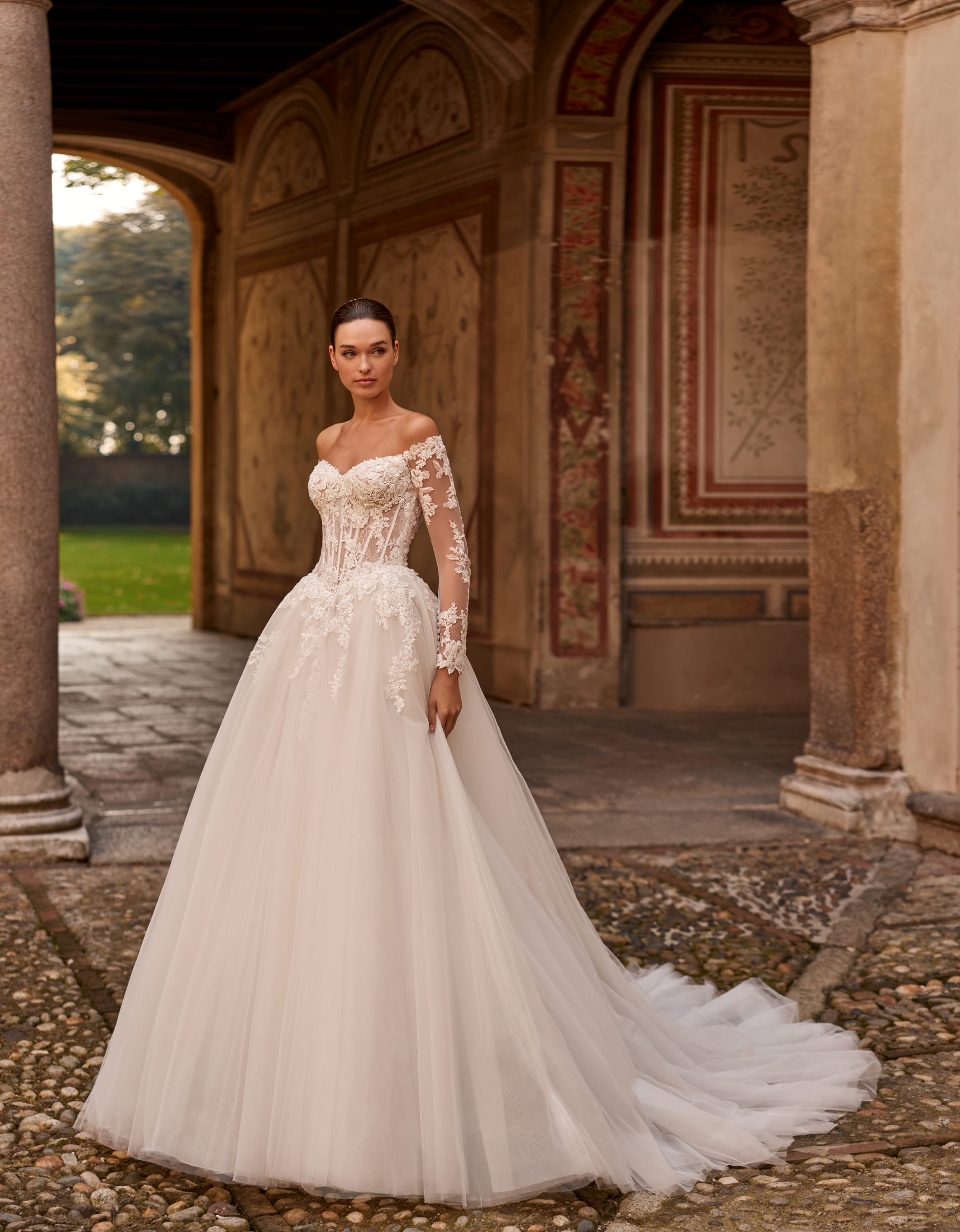 Dinah – Prinzessinnen Brautkleid mit abnehmbaren Spitzenärmeln