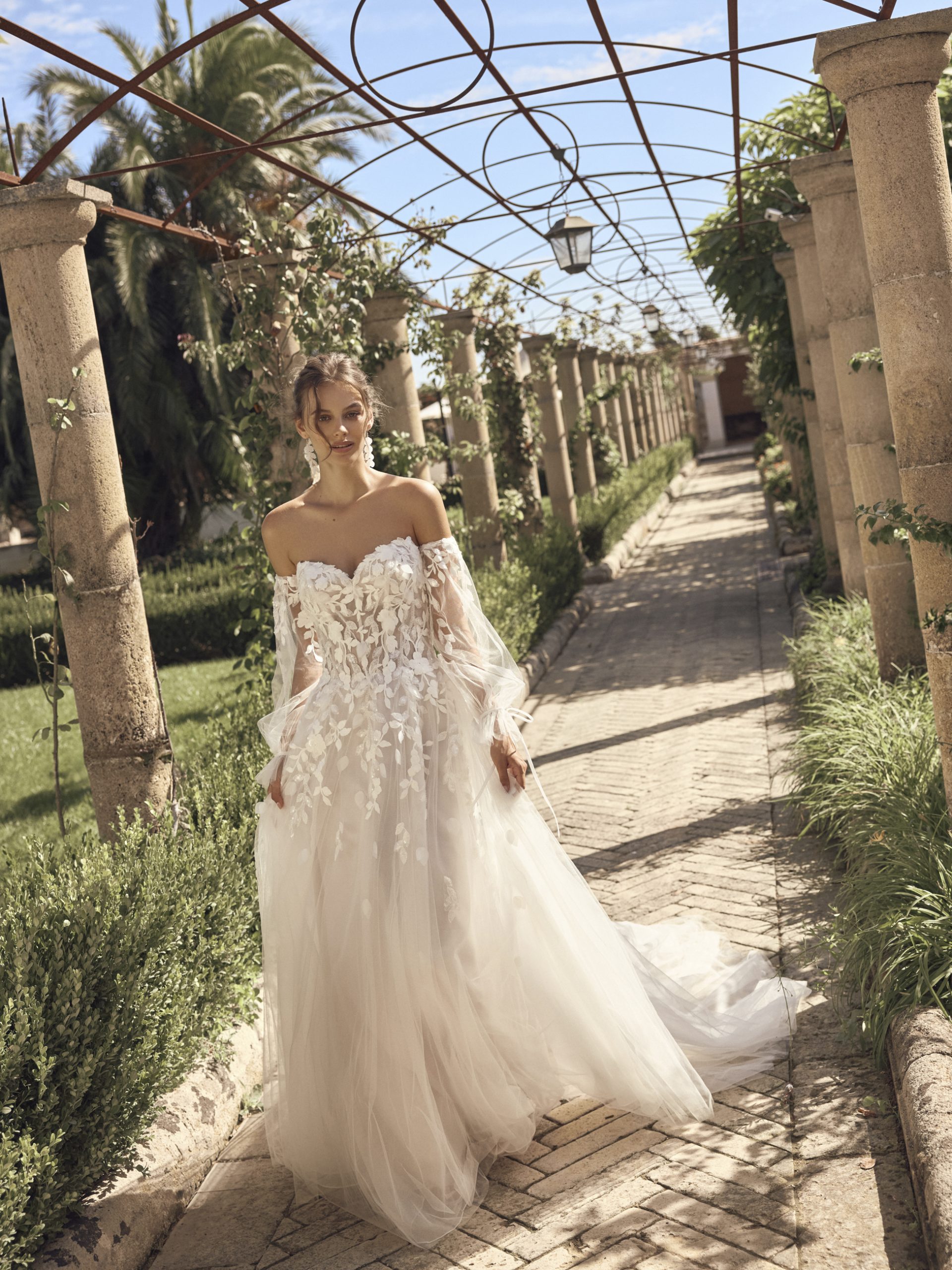 Myla – Brautkleid mit abnehmbaren Ärmeln und floraler 3D-Spitze