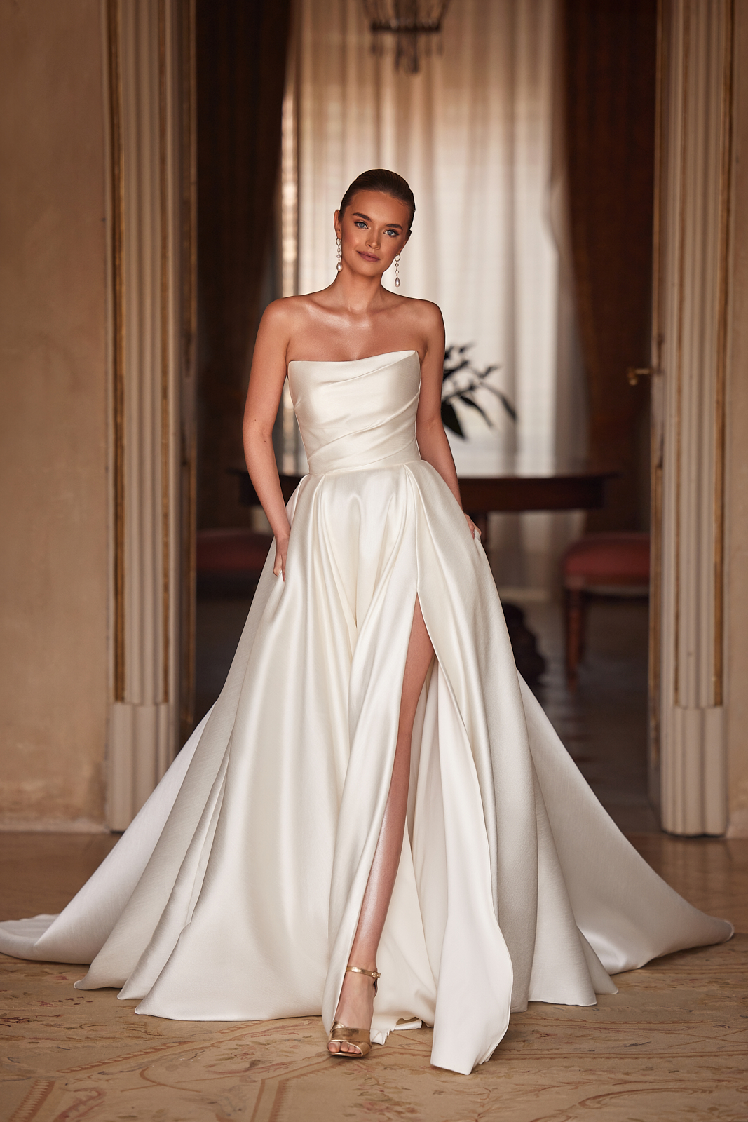 Madelaine – Satin Brautkleid mit Cat-Eye-Ausschnitt, Beinschlitz & optionalem Perlenoberteil