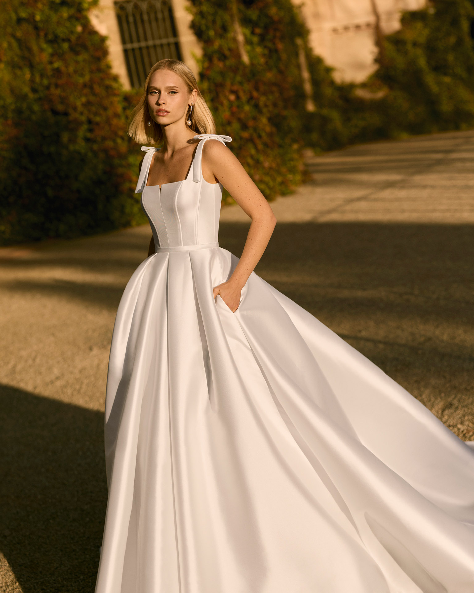 Fresno – Cleanes Satin Brautkleid mit Schleifenträgern