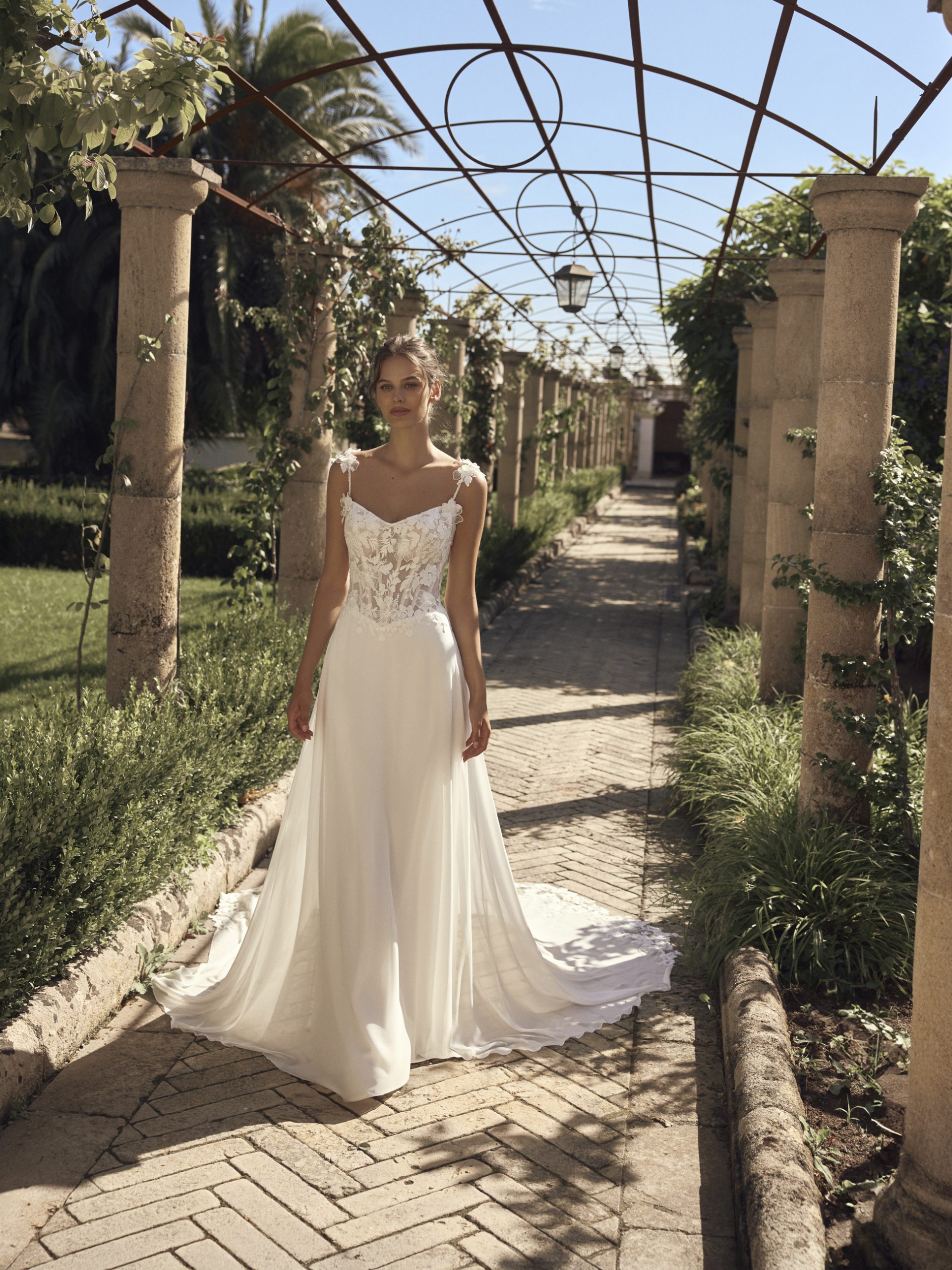 Malena – Chiffon Brautkleid mit floraler Spitze und transparenter Korsage