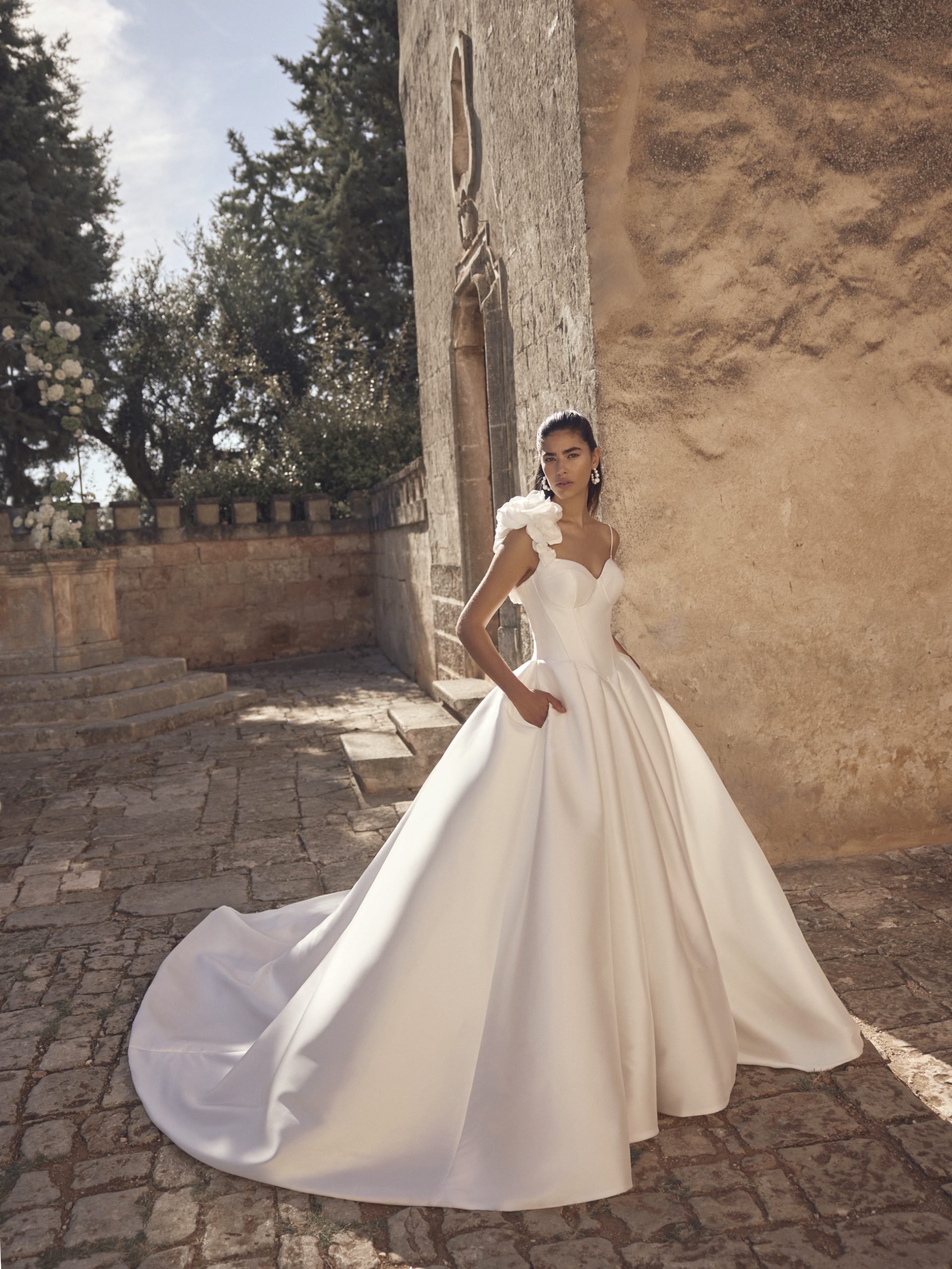 Myrthe – Mikado Ballkleid mit Basque Waist und abnehmbarer Blumenranke