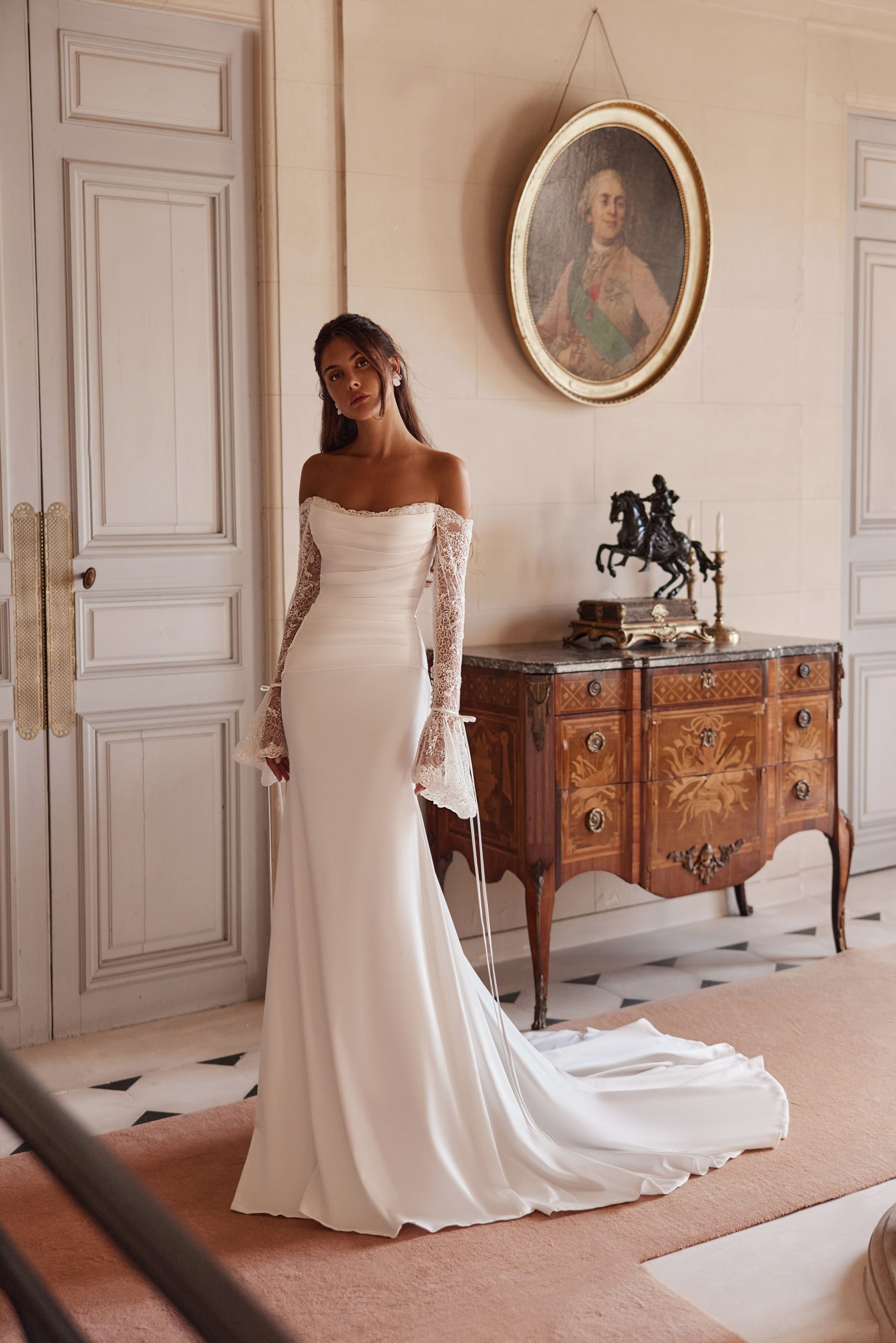 Delia – Elegantes Satin Brautkleid mit Cap Sleeves und Spitzenärmeln