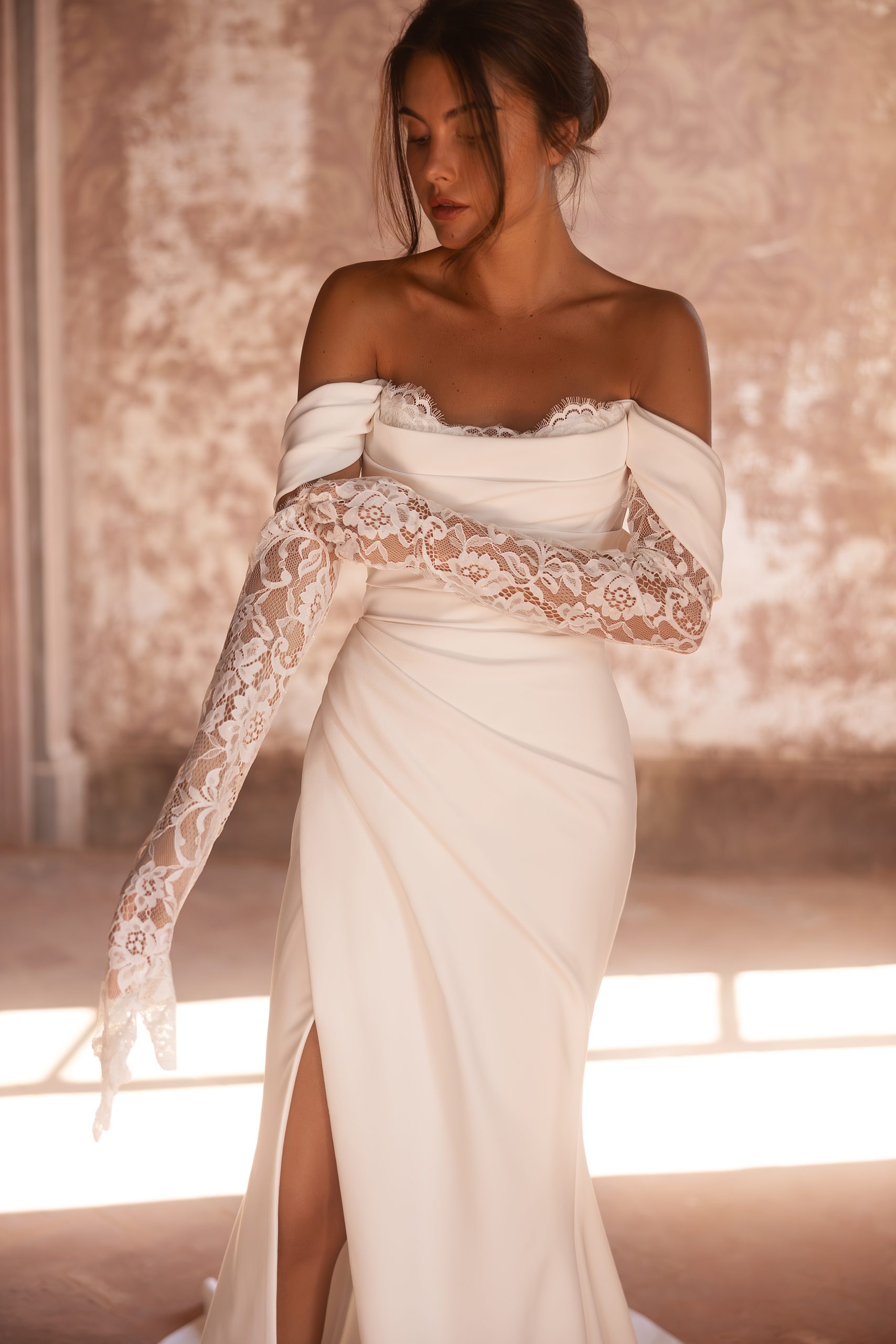 Amelia – Minimalistisches Brautkleid mit Spitzenhandschuhen