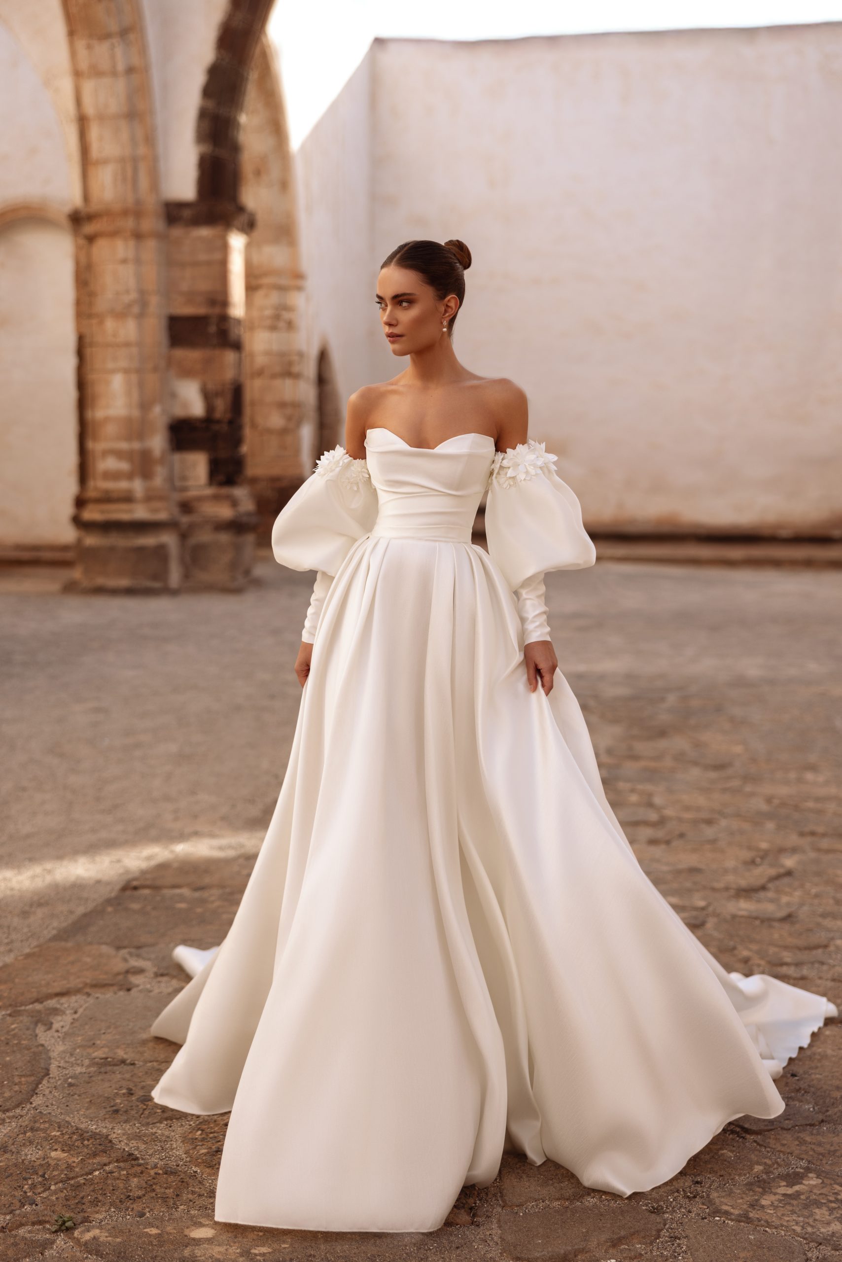 Anika – Satin Brautkleid mit abnehmbaren Puffärmeln