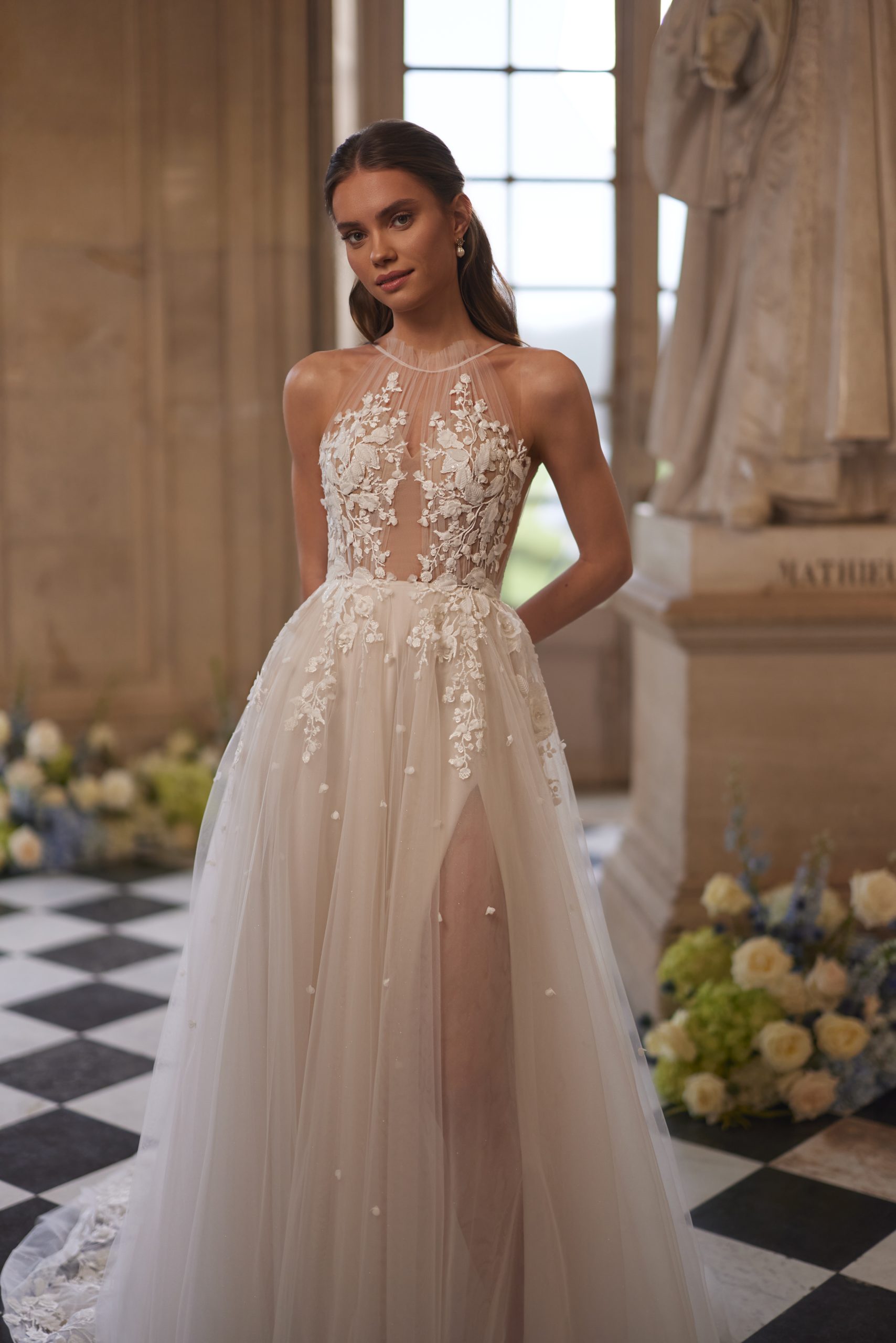 Nilla – Neckholder Brautkleid mit Spitze & Schlitz
