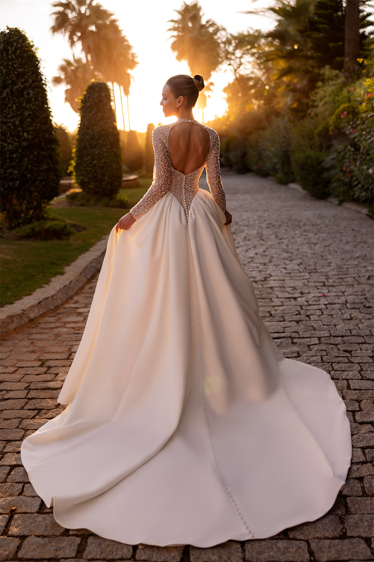 Brillisa – Prinzessinnen Brautkleid mit Perlen & langen Ärmeln