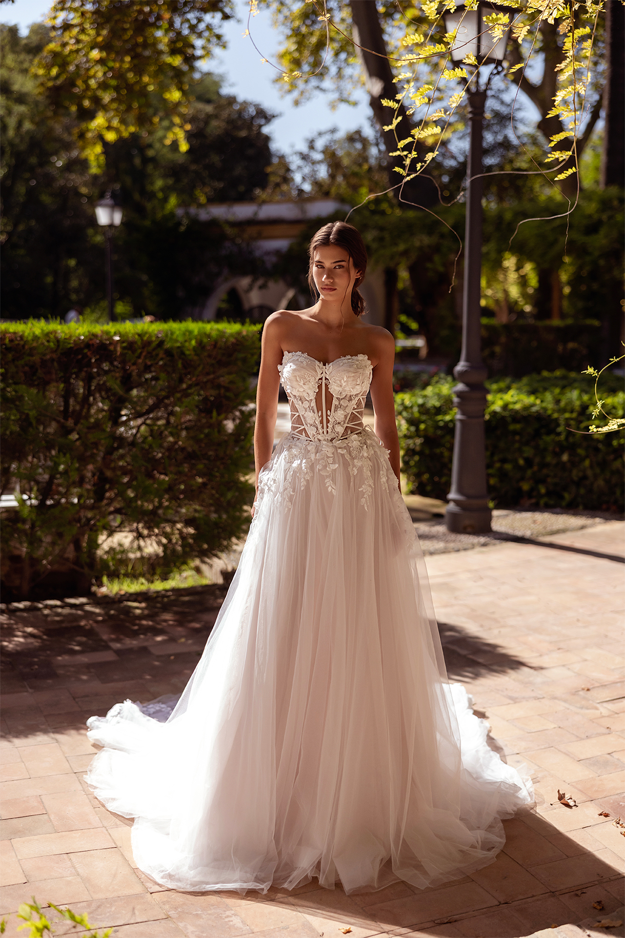 Dua – A-Linien Brautkleid mit 3D-Blüten & Corsage